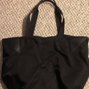 Lululemon acute tote in black